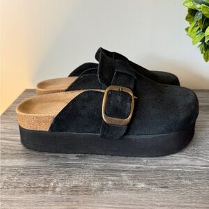 Cushionaire Granola 2 Suede Platform Clog